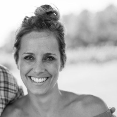 Portrait de Charlotte de Toolate, responsable communication chez Too Late